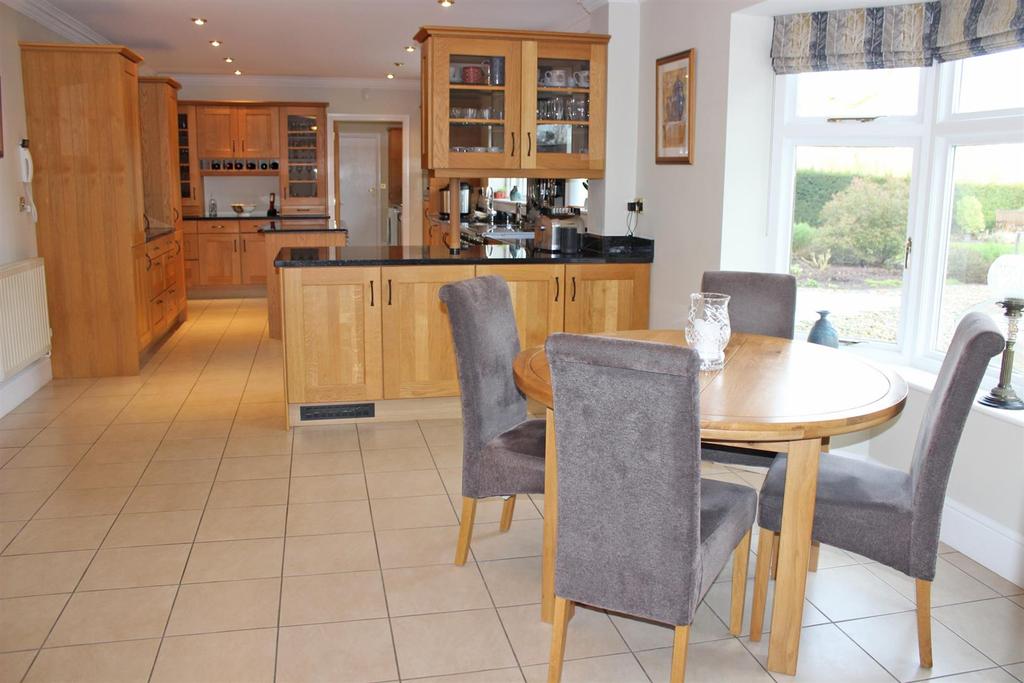 Superb family kitchen with breakfast area