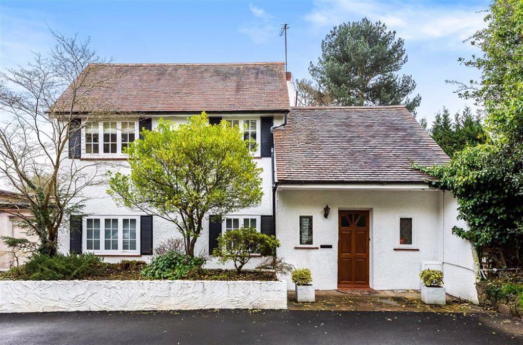 Totteridge Lane, Totteridge 2 bed detached house £1,250,000