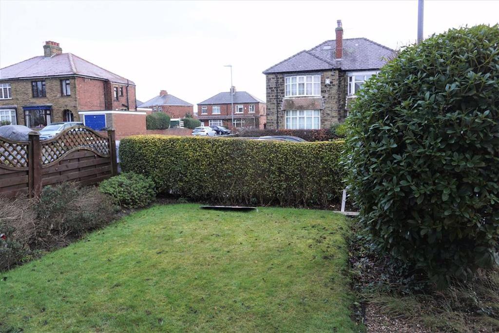 Lane, Hanging Heaton 3 bed semidetached house £875 pcm (£202 pw)