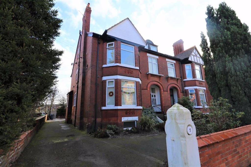 Athol Road, Whalley Range, Manchester, M16 2 bed apartment £150,000