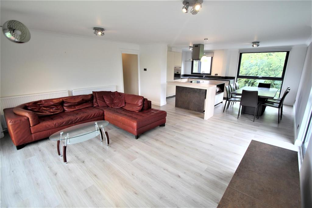 Lakeview Court, Roundhay, Leeds, LS8 2 bed apartment £1,200 pcm (£277 pw)
