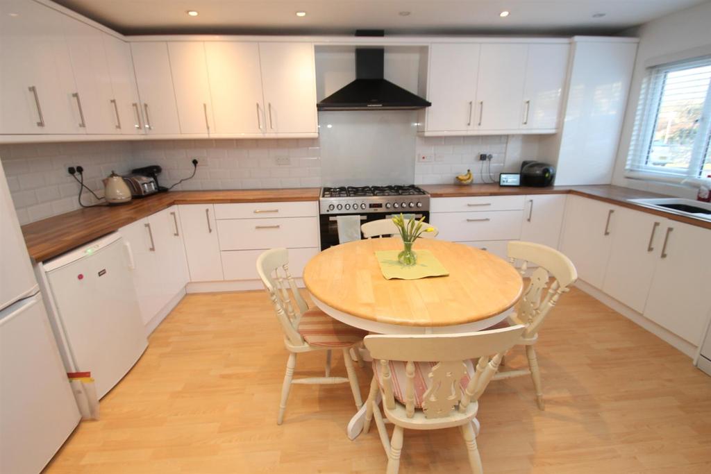 Buckland Place, Maidstone 4 bed townhouse £300,000