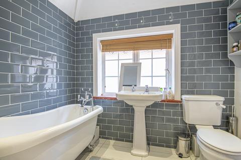 21 Bridgefield, Farnham, GU9 8AN