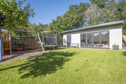 21 Bridgefield, Farnham, GU9 8AN