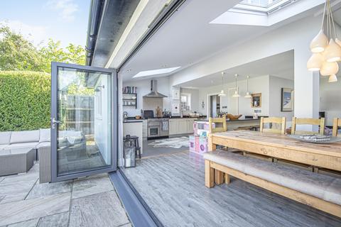 21 Bridgefield, Farnham, GU9 8AN