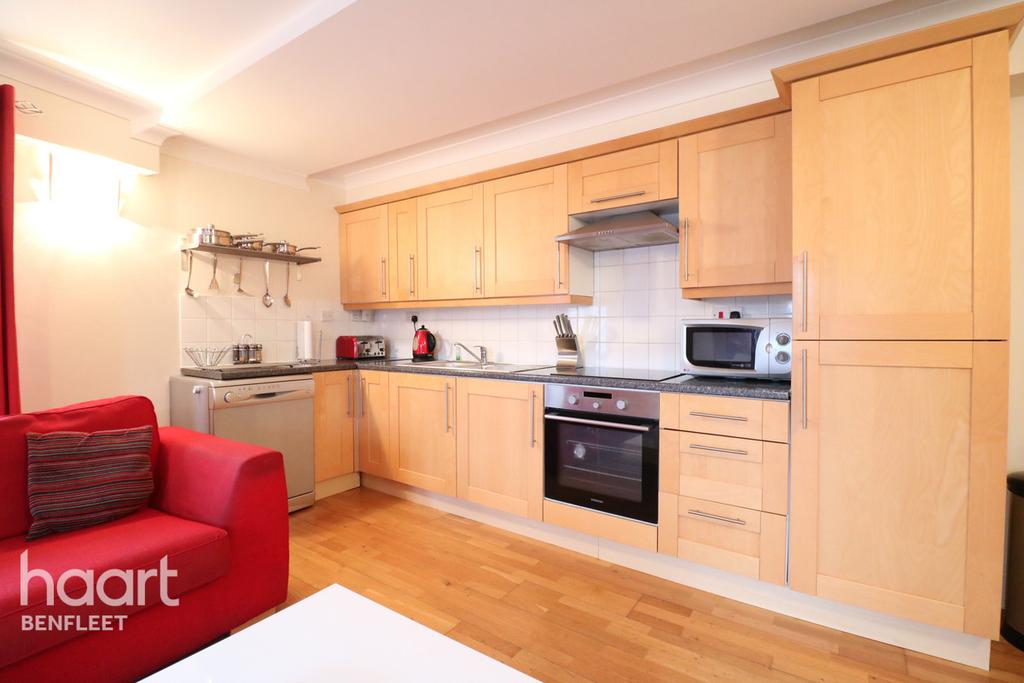 high-road-benfleet-2-bed-flat-210-000