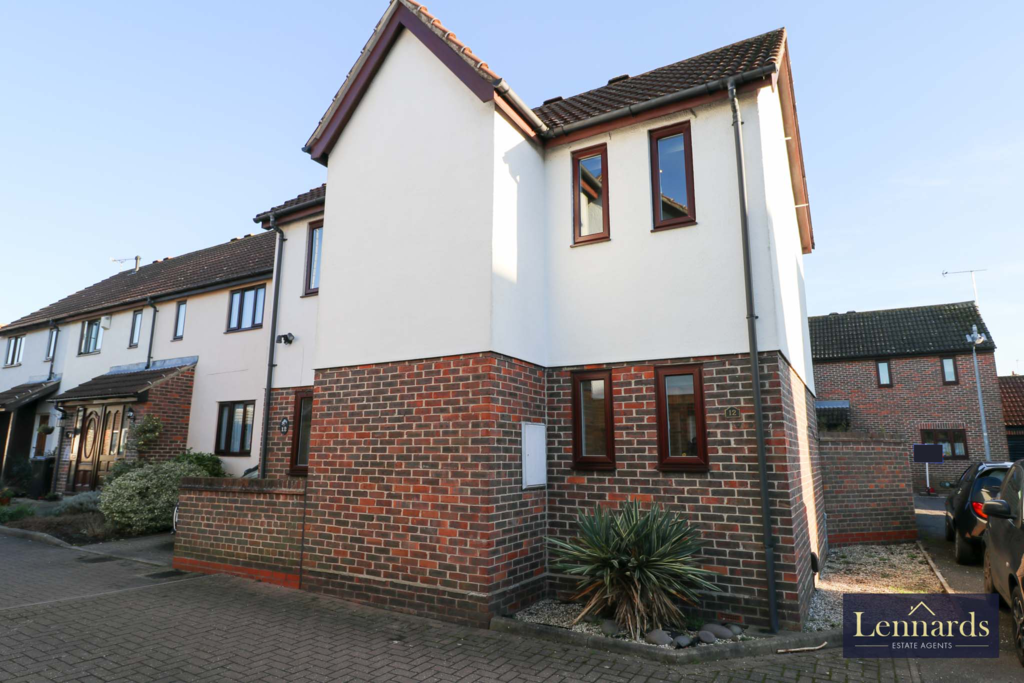Kilnfield, Ongar, Essex, CM5 3 bed link detached house £360,000
