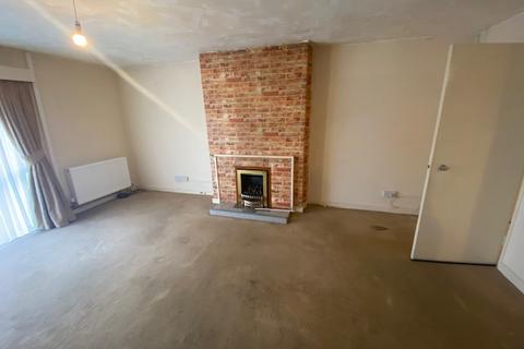 3 bedroom flat to rent, Beake Avenue