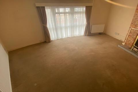 3 bedroom flat to rent, Beake Avenue