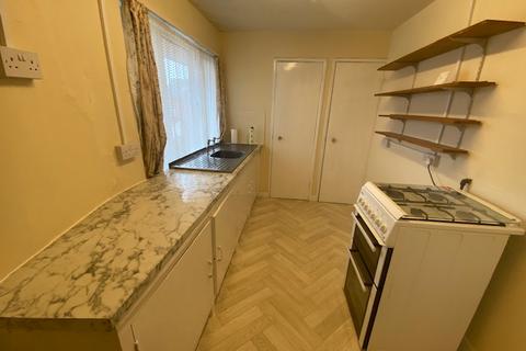 3 bedroom flat to rent, Beake Avenue