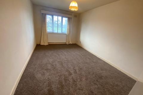 3 bedroom flat to rent, Beake Avenue