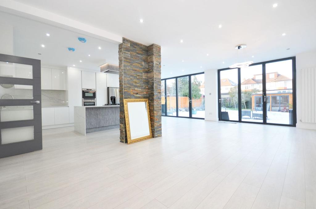 Corringway, Ealing W5 3AB 4 bed semidetached house £3,900 pcm (£900 pw)
