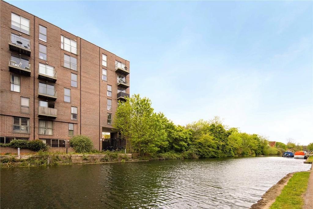 Exterior/Canal