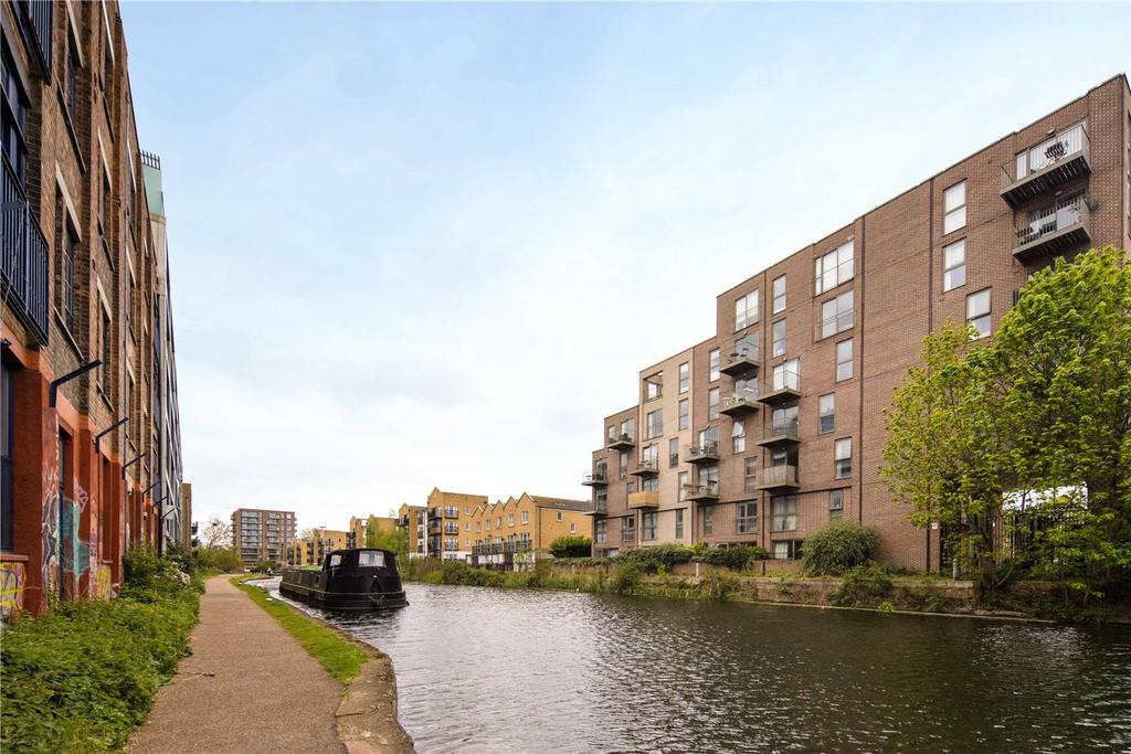 Exterior/Canal