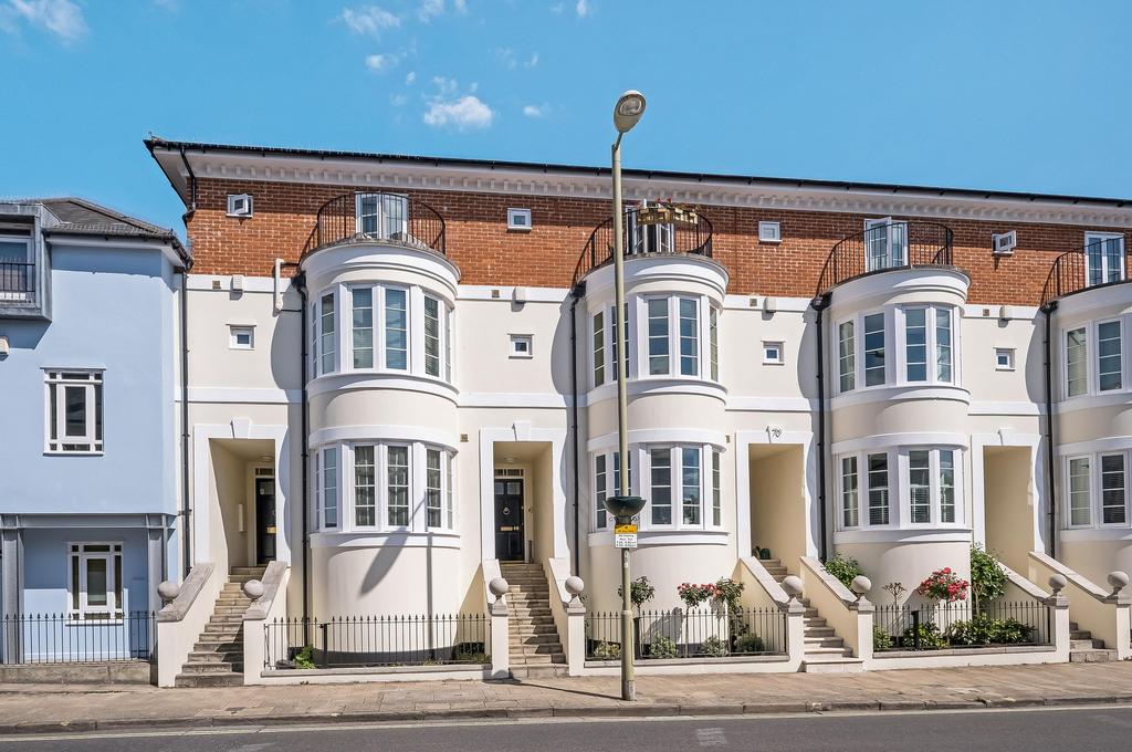 Eastgate Street, Winchester, Hampshire, SO23 3 bed terraced house £