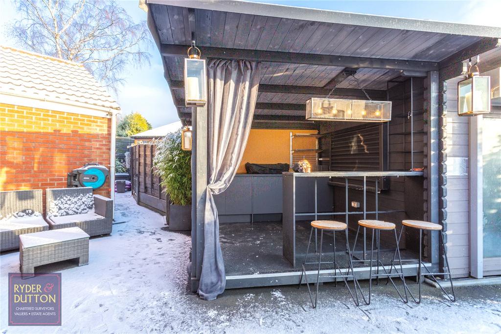 Bar &amp; Side Garden