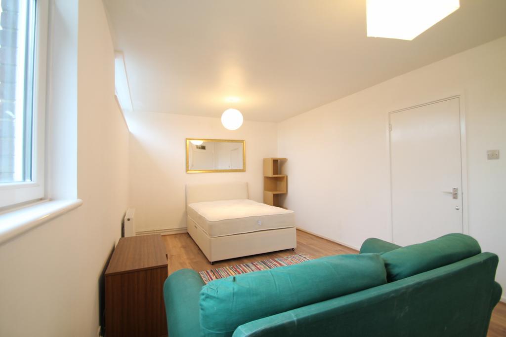 Large Double Bedroom available to rent in Balham,