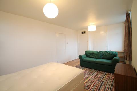 1 bedroom in a flat share to rent, 1 Elmfield Road, SW17