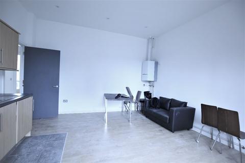 3 bedroom flat to rent, 23a Benwell Road, London N7
