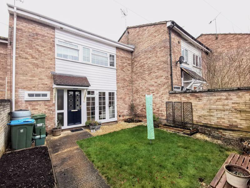 Fairfax Crescent, Aylesbury 3 bed terraced house £270,000