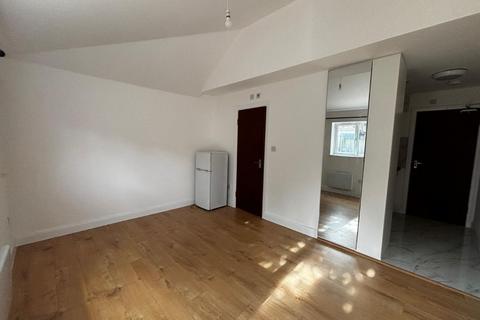 Studio to rent, Chapter Road , Dollis Hill, NW2
