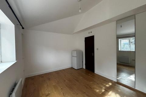 Studio to rent, Chapter Road , Dollis Hill, NW2
