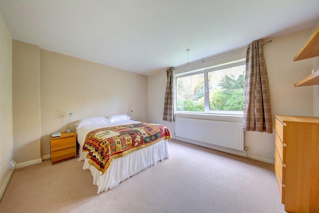 8 catherine court lake road bed1.jpg