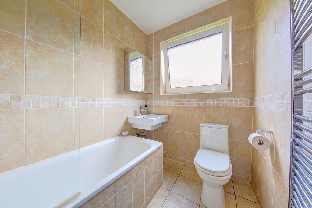 8 catherine court lake road bathroom.jpg
