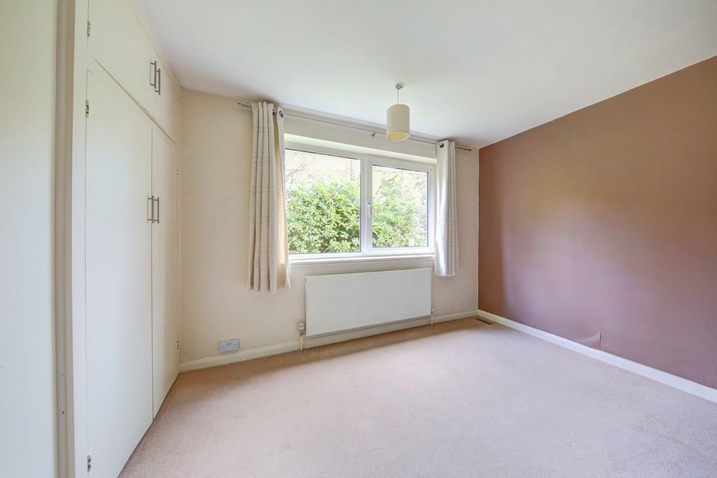 8 catherine court lake road bed2.jpg