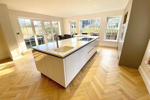 6 Chiltern Drive, Mirfield, WF14 8PZ