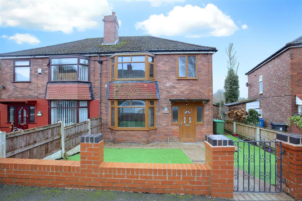 Alan Avenue, Failsworth, Manchester 3 bed semidetached house £180,000