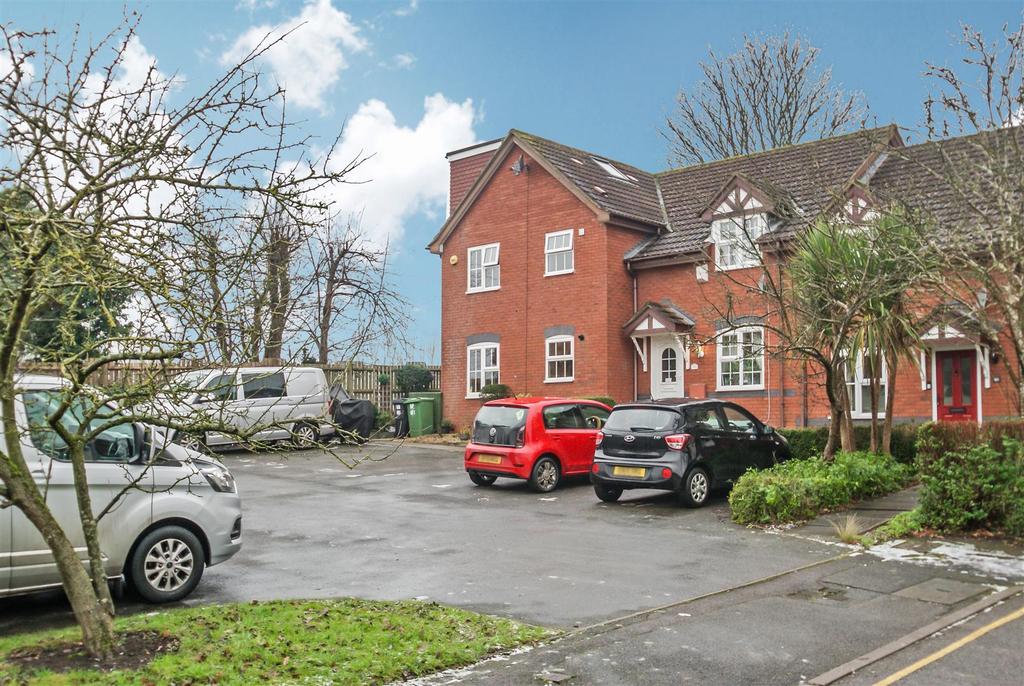 Mallory Drive, Warwick 2 bed terraced house £235,000