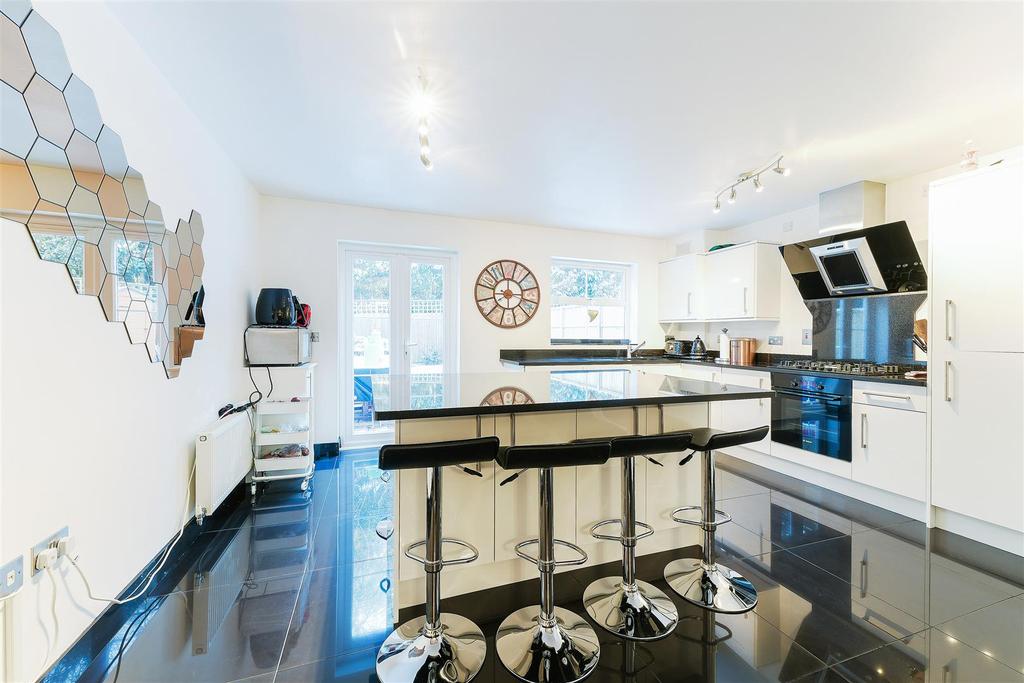 14 Greenacres, Lower Kingswood3.jpg