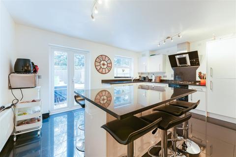 14 Greenacres, Lower Kingswood, Tadworth, KT20 7EL