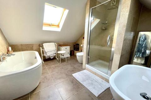 2 Home Close, Grange Park, Northampton, NN4 5BL