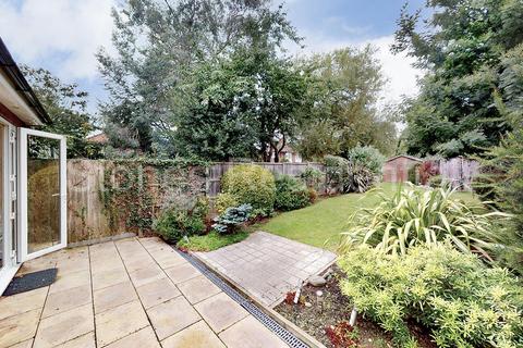 46 Buckingham Gardens, Edgware, HA8 6NB