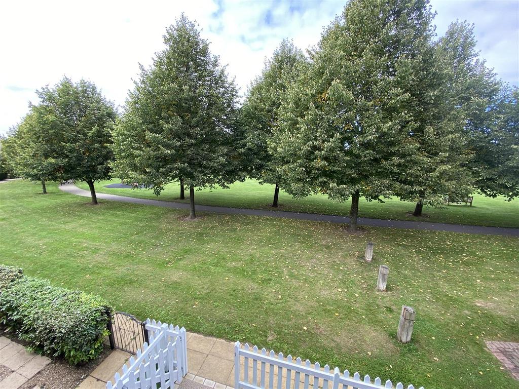 Pippin Way, Kings Hill, ME19 4FQ 3 bed terraced house £400,000