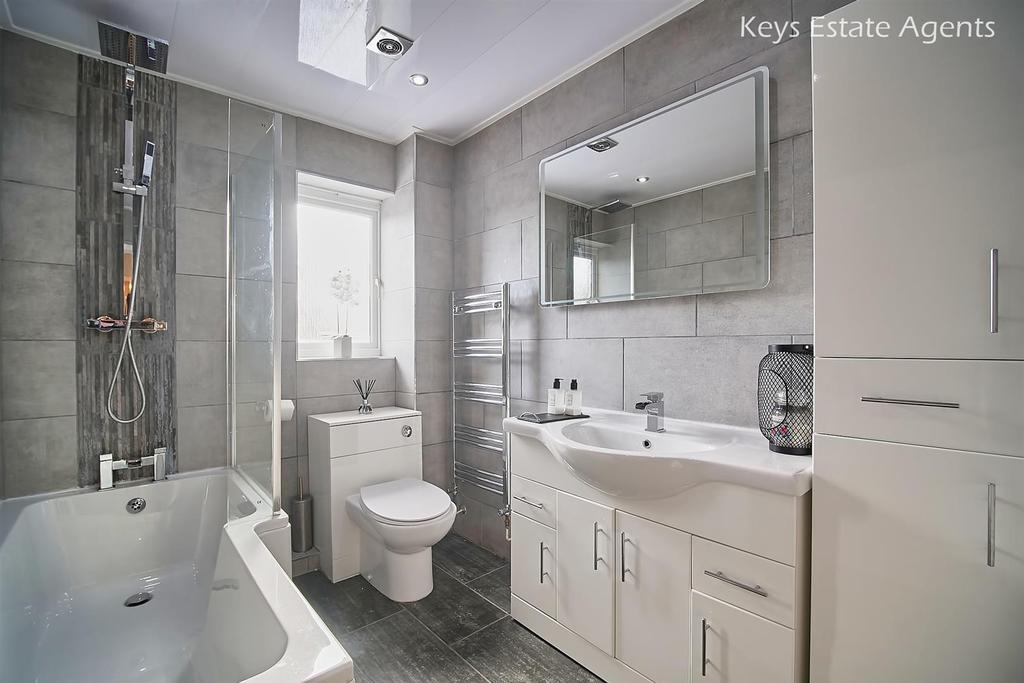Bathroom Ang1.jpg