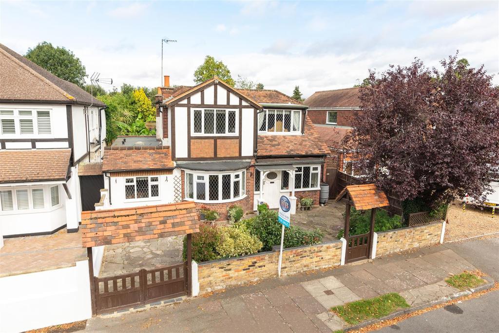 Darby Crescent, SunburyOnThames 3 bed detached house £875,000