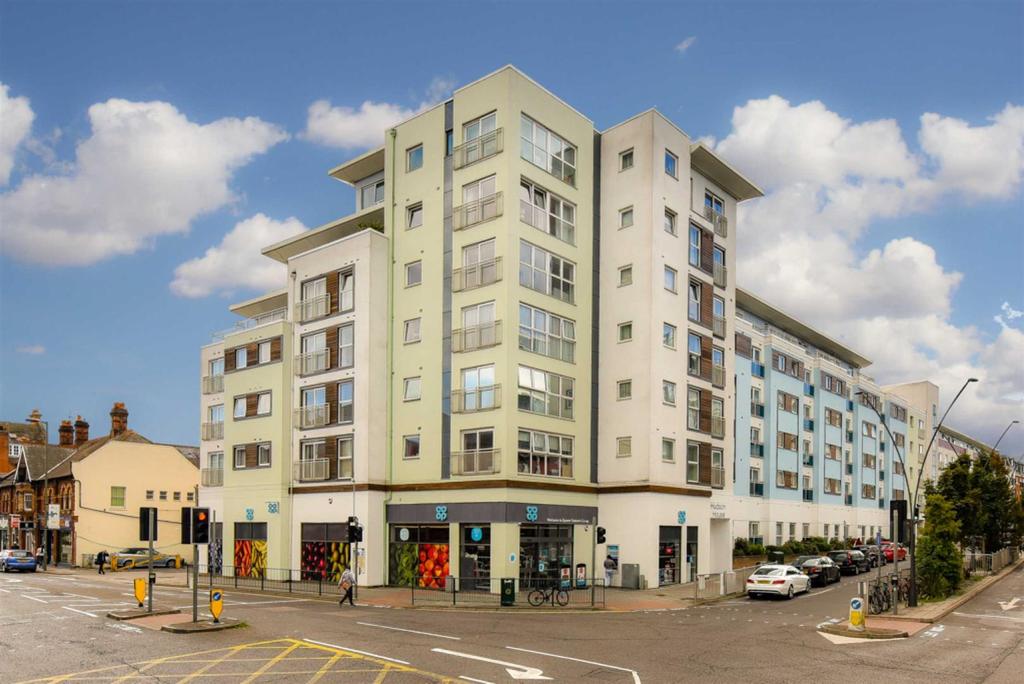 Hudson House, Station Approach, Epsom 2 bed flat £299,000