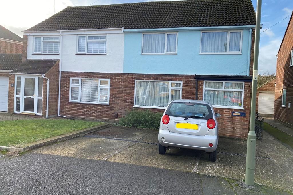 Ashleigh Avenue, Egham, TW20 3 bed semidetached house £425,000