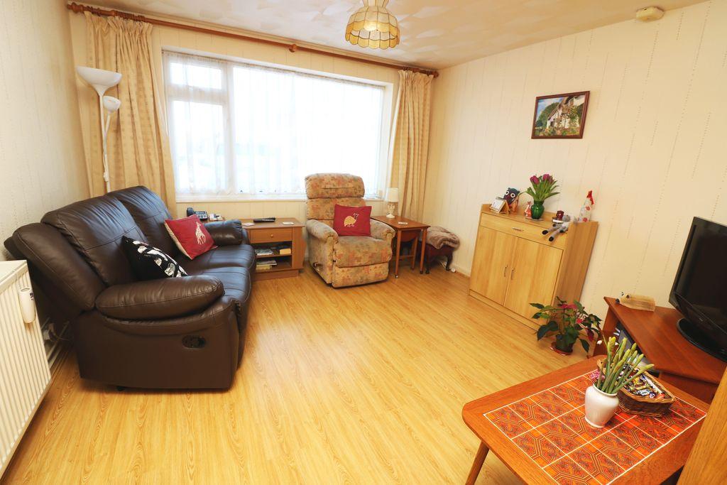 Ashleigh Avenue, Egham, TW20 3 bed semidetached house £425,000