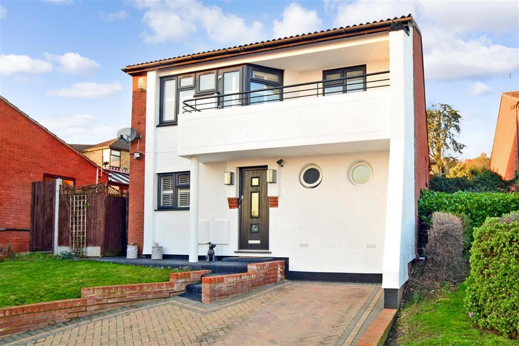 Seaview Avenue, Basildon, Essex 3 bed detached house £375,000