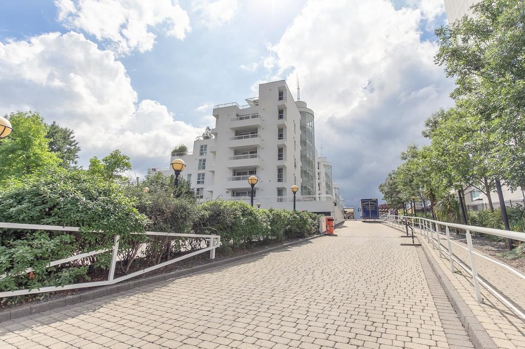 Barrier Point Road, E16 1 bed flat £1,200 pcm (£277 pw)