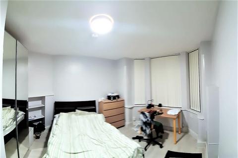2 bedroom flat to rent, PLATT LANE, RUSHOLME, Manchester M14 5WH