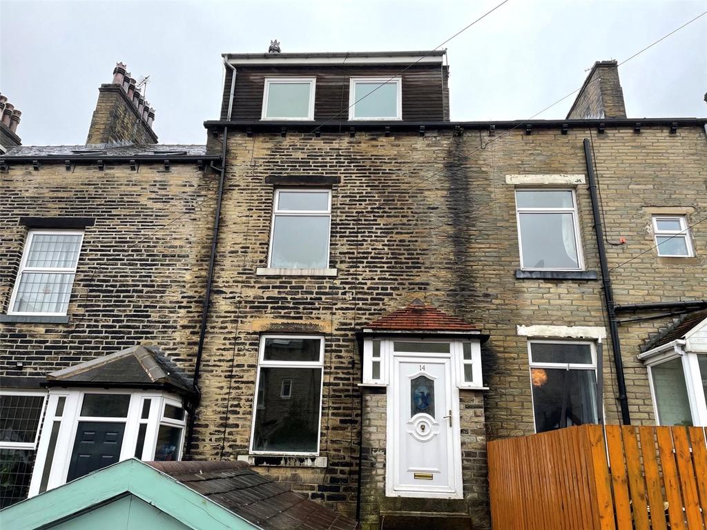 Savile Parade, Savile Park, Halifax, HX1 3 bed terraced house £700