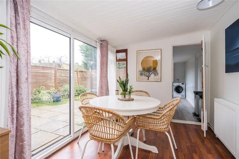 100 Cotmore Close, Thame, OX9 3NE
