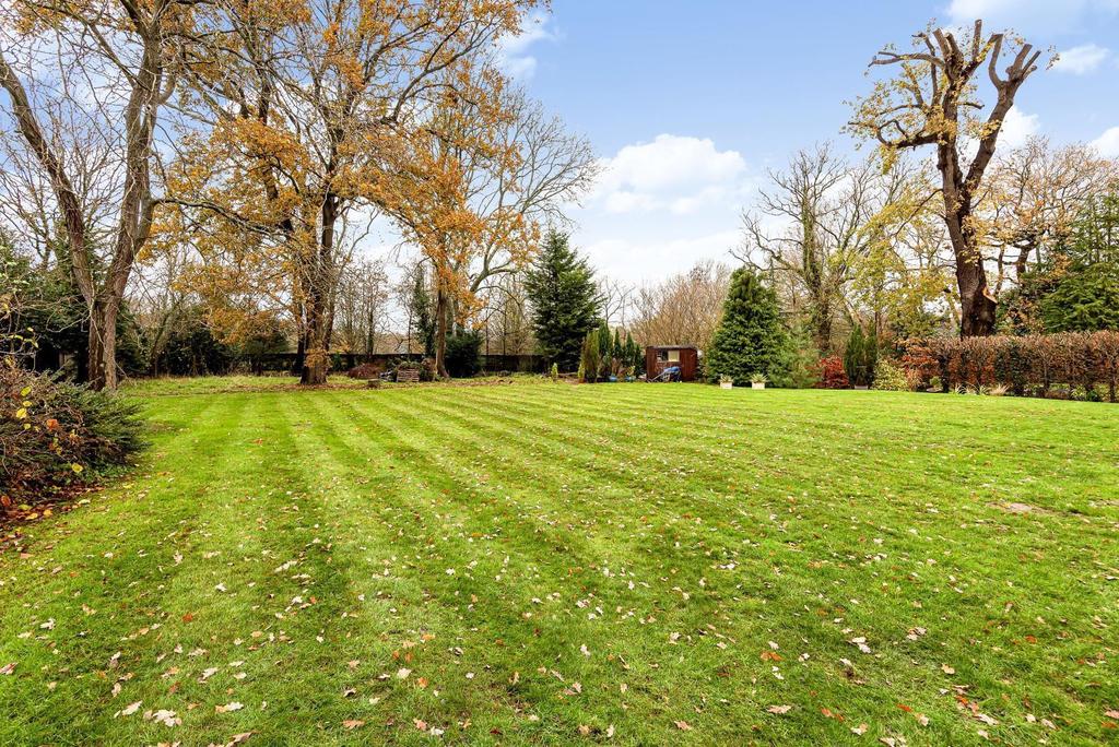 Oakwood Drive, East Horsley, KT24 4 bed detached house £1,595,000