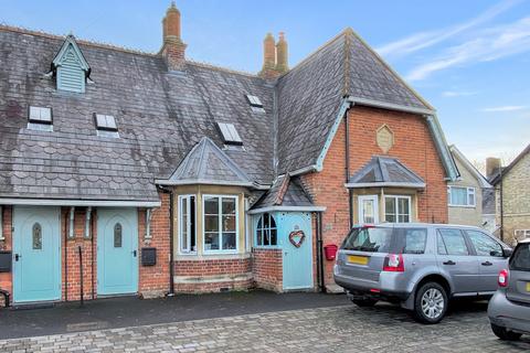 2 bedroom mews to rent, Warminster, Wiltshire