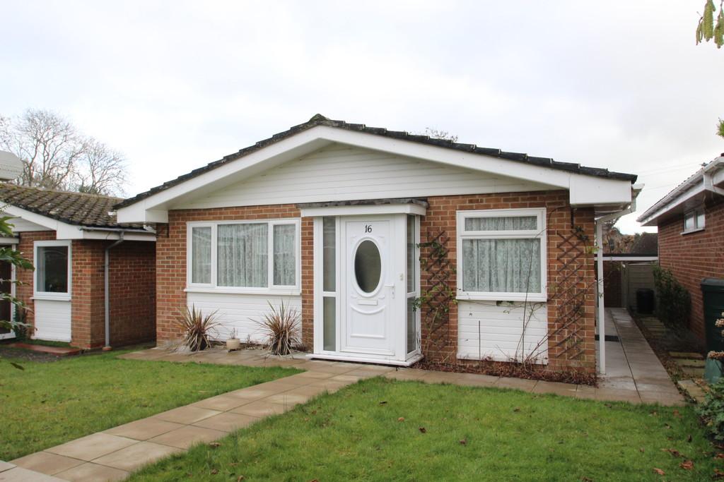 St. Edmunds Walk, Isle Of Wight 2 bed detached bungalow £225,000